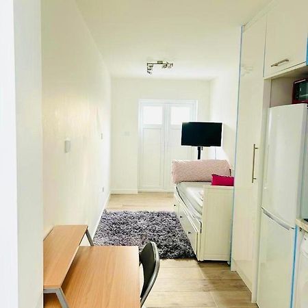 Lovely En-Suite Studio With Kitchen And Free Parking With Walking Distance To Tube Station And Short Train Ride To Central London!! Northwood  Zewnętrze zdjęcie