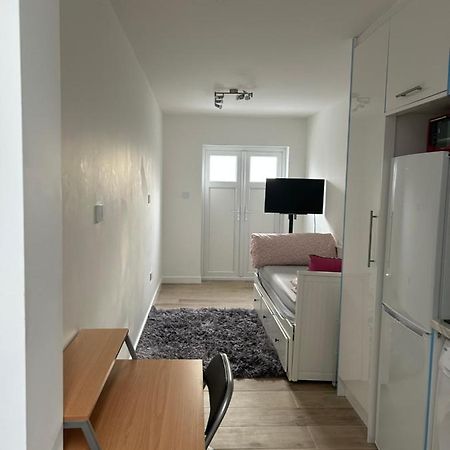 Lovely En-Suite Studio With Kitchen And Free Parking With Walking Distance To Tube Station And Short Train Ride To Central London!! Northwood  Zewnętrze zdjęcie