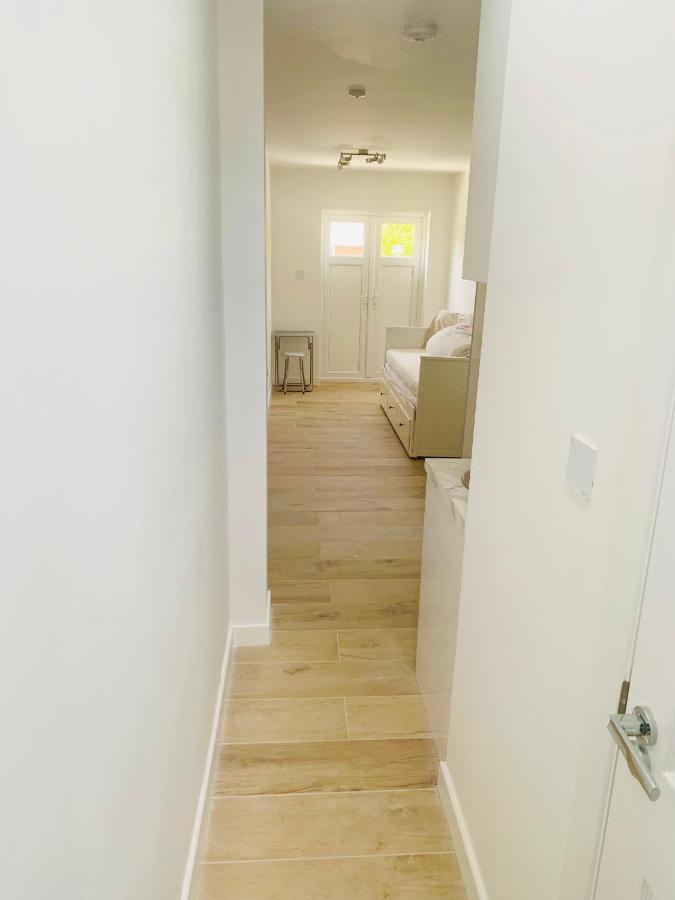 Lovely En-Suite Studio With Kitchen And Free Parking With Walking Distance To Tube Station And Short Train Ride To Central London!! Northwood  Zewnętrze zdjęcie