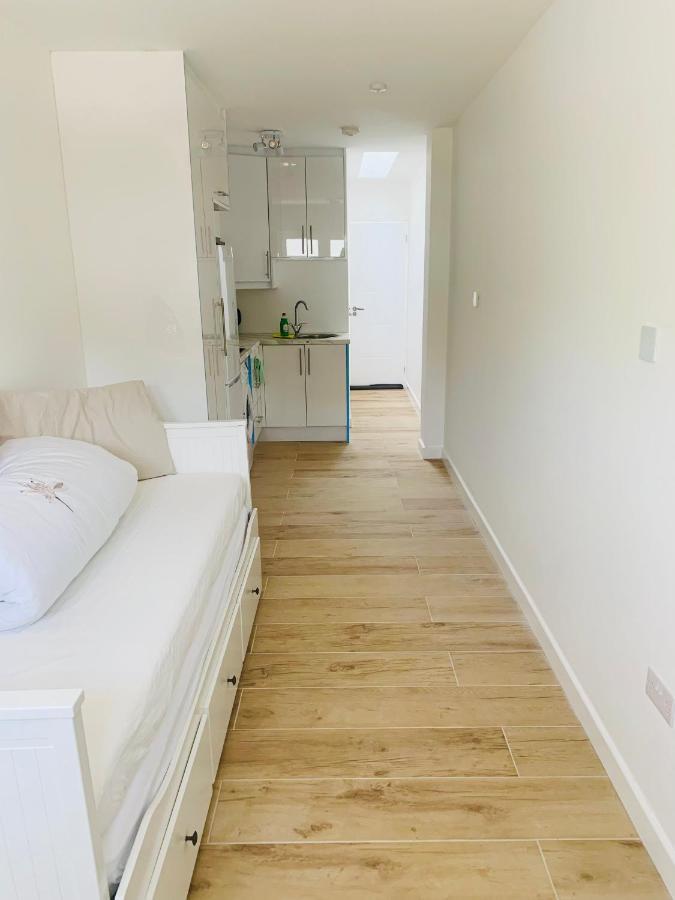Lovely En-Suite Studio With Kitchen And Free Parking With Walking Distance To Tube Station And Short Train Ride To Central London!! Northwood  Zewnętrze zdjęcie