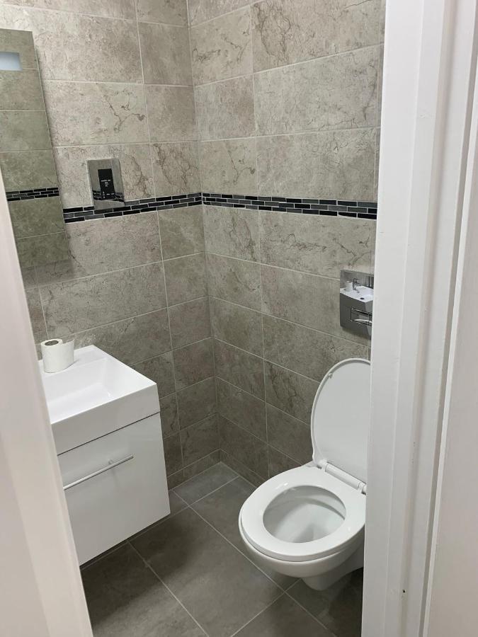 Lovely En-Suite Studio With Kitchen And Free Parking With Walking Distance To Tube Station And Short Train Ride To Central London!! Northwood  Zewnętrze zdjęcie