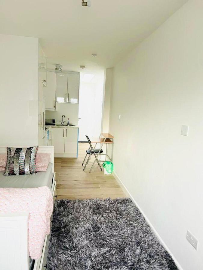 Lovely En-Suite Studio With Kitchen And Free Parking With Walking Distance To Tube Station And Short Train Ride To Central London!! Northwood  Zewnętrze zdjęcie