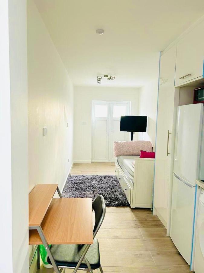 Lovely En-Suite Studio With Kitchen And Free Parking With Walking Distance To Tube Station And Short Train Ride To Central London!! Northwood  Zewnętrze zdjęcie