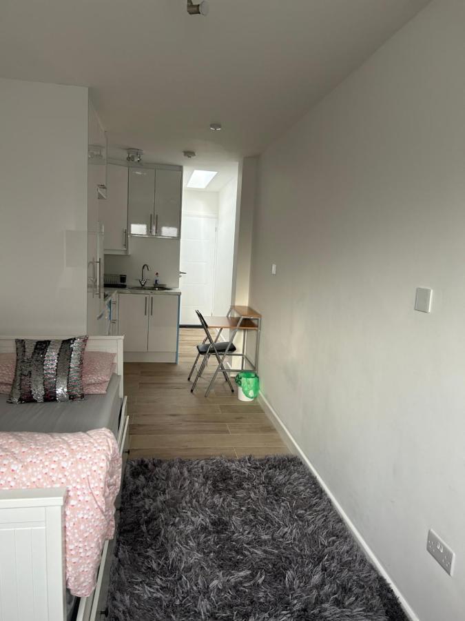 Lovely En-Suite Studio With Kitchen And Free Parking With Walking Distance To Tube Station And Short Train Ride To Central London!! Northwood  Zewnętrze zdjęcie