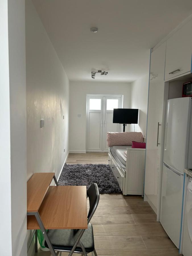 Lovely En-Suite Studio With Kitchen And Free Parking With Walking Distance To Tube Station And Short Train Ride To Central London!! Northwood  Zewnętrze zdjęcie